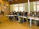 Die Angehörigen der OSZE beim Briefing über das Streitkräftekommando. (Bild öffnet sich in einem neuen Fenster)