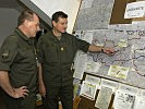General Franz Reißner, r., und Chefplaner Christiner an der Lagekarte. (Bild öffnet sich in einem neuen Fenster)