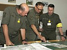 Planungsoffiziere besprechen den zukünftigen Übungsverlauf. (Bild öffnet sich in einem neuen Fenster)