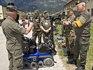 Der Schweizer Brigadegeneral Rüdin informiert sich über den Bombenroboter. (Bild öffnet sich in einem neuen Fenster)