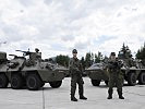 Sicherung des Geländes am Zielort mit "Pandur"-Radpanzern. (Bild öffnet sich in einem neuen Fenster)