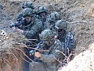 Eine Infanteriegruppe geht im Stellungssystem vor. (Bild öffnet sich in einem neuen Fenster)