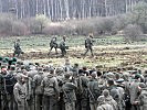 Ein Trupp mit Panzer-Abwehr-Lenkwaffen geht in Stellung. (Bild öffnet sich in einem neuen Fenster)
