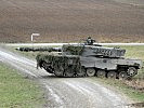 Auch ein Kampfpanzer "Leopard" 2A4 greift in das Geschehen ein. (Bild öffnet sich in einem neuen Fenster)