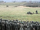 Hinter den Panzern stehen Granatwerfer-Teams bereit. (Bild öffnet sich in einem neuen Fenster)