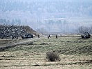 Panzergrenadiere verlassen ihre Schützenpanzer und greifen an. (Bild öffnet sich in einem neuen Fenster)