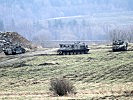 Ein Bergepanzer eilt einem ausgefallenen Schützenpanzer zu Hilfe. (Bild öffnet sich in einem neuen Fenster)