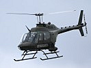 OH-58 Hubschrauber unterstützen das Gefecht mit ihren Bordkanonen. (Bild öffnet sich in einem neuen Fenster)