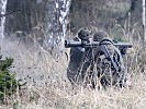 Die Fähnriche feuern mit Panzerabwehrrohren... (Bild öffnet sich in einem neuen Fenster)