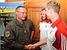 Brigadier Striedinger, l., wünscht Korporal Eibl alles Gute. (Bild öffnet sich in einem neuen Fenster)