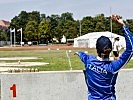 ...hebt Manuela Alberigi ihre Hand mit dem Wurfkörper. (Bild öffnet sich in einem neuen Fenster)