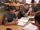 Bataillonskommandant Oberst Peter Krauss, mit seinen Milizsoldaten. (Bild öffnet sich in einem neuen Fenster)