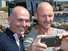 Ein "Selfie" mit dem Bundesminster ist heiß begehrt. (Bild öffnet sich in einem neuen Fenster)
