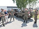 Aufmerksam verfolgt der Minister die Ausbildung am Checkpoint... (Bild öffnet sich in einem neuen Fenster)
