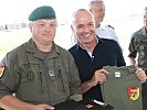 Ein T-Shirt des JgBB als Geschenk für den Minster. (Bild öffnet sich in einem neuen Fenster)