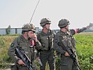 ...und informiert den Bataillonskommandanten über die Lage. (Bild öffnet sich in einem neuen Fenster)