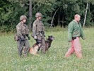 Neben Spürhunden werden auch Schutzhunde eingesetzt. (Bild öffnet sich in einem neuen Fenster)