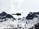 Ein Transporhubschrauber "Alouette" III versorgt die Soldaten. (Bild öffnet sich in einem neuen Fenster)