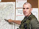 Oberstleutnant Bernd Rott vor einer Lagekarte.
