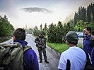 Übungseinlage: Zivilisten treffen auf einen Kontrollposten. (Bild öffnet sich in einem neuen Fenster)