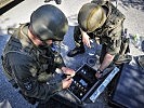 Das EOD-Teams trifft Vorbereitungen, um die Bombe zu entschärfen. (Bild öffnet sich in einem neuen Fenster)