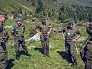 Brigadegeneral Popov, 2. v. l., besuchte die Gebirgsübung. (Bild öffnet sich in einem neuen Fenster)