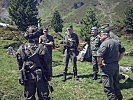 Popov im Gespräch mit Soldaten. (Bild öffnet sich in einem neuen Fenster)