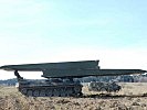 Ein Brückenlegepanzer "Biber" bereitet sich auf seinen Einsatz vor. (Bild öffnet sich in einem neuen Fenster)