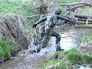 hindernisse werden von den Soldaten überwunden. (Bild öffnet sich in einem neuen Fenster)