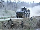 Grenadiere sichern die Brücke für die Jägerkompanie. (Bild öffnet sich in einem neuen Fenster)
