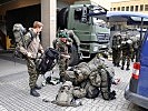 Die Soldaten aus der Schweiz treffen in der Stanschützen-Kaserne ein. (Bild öffnet sich in einem neuen Fenster)