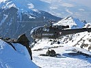 Ein "Alouette" III-Helikopter unterstützt die Soldaten im Übungsgebiet. (Bild öffnet sich in einem neuen Fenster)