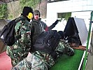 Die Teilnehmer aus Bulgarien bei der Zielzuweisung am Schießstand. (Bild öffnet sich in einem neuen Fenster)