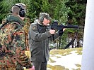 Brigadier Grünwald inspizierte das Sturmgewehr der deutschen Gebirgsjäger. (Bild öffnet sich in einem neuen Fenster)