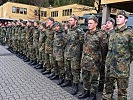 Farbenspiel der internationalen Uniformen am Antreteplatz. (Bild öffnet sich in einem neuen Fenster)
