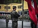 Flaggenparade vor der angetretenen Truppe. (Bild öffnet sich in einem neuen Fenster)