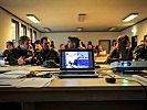Bei der Mannschaftsführerbesprechung erfolgte nochmals eine Einweisung... (Bild öffnet sich in einem neuen Fenster)