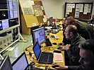 Die Übungsleitung beurteilt laufend die Lawinensituation. (Bild öffnet sich in einem neuen Fenster)
