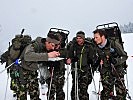Orientieren im Gelände - die Schweizer Soldaten prüfen den Streckenverlauf. (Bild öffnet sich in einem neuen Fenster)