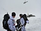 Auch ein Verbindunghubschrauber mit einem Miltärarzt ist im Einsatz. (Bild öffnet sich in einem neuen Fenster)
