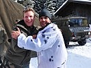 Kameradschaft unter Gebirgssoldaten verschiedener Nationen. (Bild öffnet sich in einem neuen Fenster)