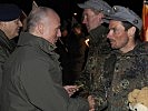 Gerald Klug überreicht einem deutschen Gebirgssoldaten das Abzeichen. (Bild öffnet sich in einem neuen Fenster)