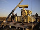 Soldaten der deutschen Luftwaffe beim Aufbau eines der beiden Sensoren.