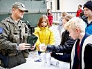 CIMIC-Experten verteilen Trinkwasser an Schüler des Piaristengymnasiums. (Bild öffnet sich in einem neuen Fenster)