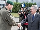 Generalleutnant Franz Reißner begrüßt Heinz Fischer.