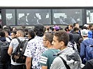 Am Grenzübergang Nickelsdorf nimmt ein Heeresbus Flüchtlinge auf. (Bild öffnet sich in einem neuen Fenster)