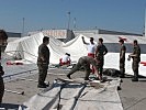 Vor Ort arbeiten die Soldaten und die zivilen Helfer... (Bild öffnet sich in einem neuen Fenster)