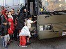 Flüchtlinge steigen in einen Heeresbus. (Zum Vergößern ancklicken!)