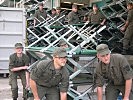 In Linz organisierten Soldaten den Transport... (Bild öffnet sich in einem neuen Fenster)
