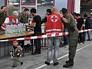 ...und in Klagenfurt werden Ankommende vom Bundesheer versorgt. (Bild öffnet sich in einem neuen Fenster)